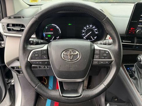 Used 2023 Toyota Sienna XLE FWD image 14