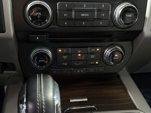 Used 2015 Ford F150 Lariat w/ Equipment Group 502A Luxury AWD/4WD image 23