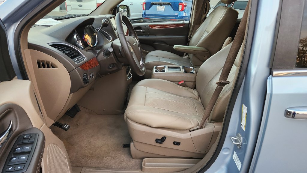 Used 2012 Chrysler Town & Country Touring-L w/ Entertainment Group #2 FWD image 30
