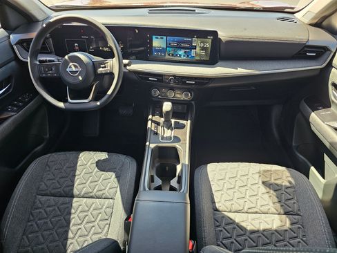 Used 2025 Nissan Kicks SV AWD/4WD image 15