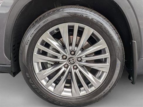 Used 2024 Toyota Highlander Platinum FWD image 22