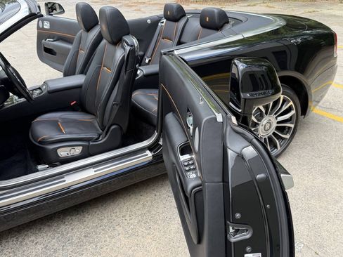 Used 2018 Rolls-Royce Dawn RWD image 21