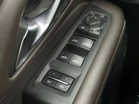 Used 2022 GMC Yukon XL Denali image 12