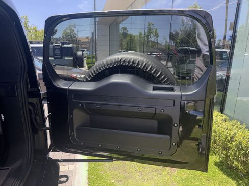 Used 2023 Land Rover Defender 110 V8 AWD/4WD image 6