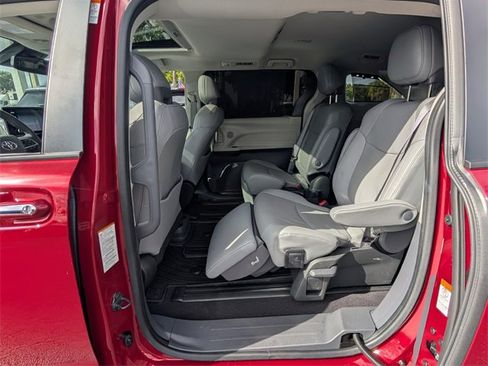 Used 2024 Toyota Sienna Limited image 9