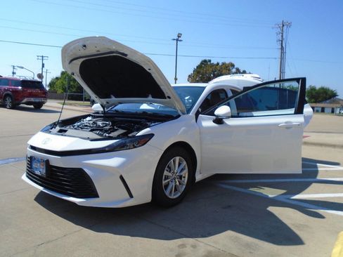 Used 2025 Toyota Camry LE image 26