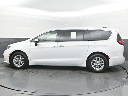 Used 2023 Chrysler Pacifica Touring-L FWD image 7