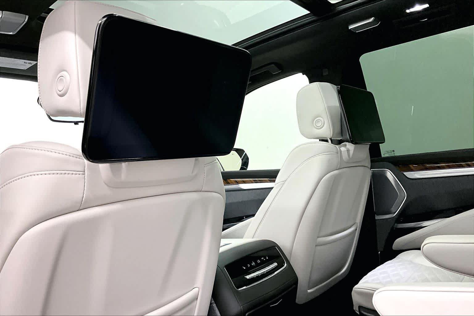 Used 2025 Cadillac Escalade Sport Platinum w/ LPO, Floor Liner Package AWD/4WD image 33