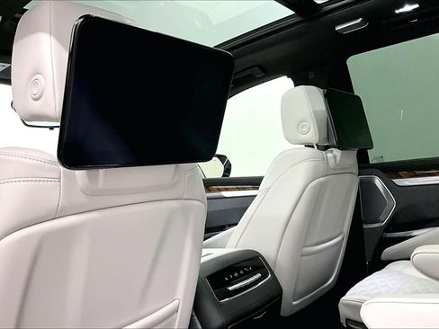 Used 2025 Cadillac Escalade Sport Platinum w/ LPO, Floor Liner Package AWD/4WD image 33