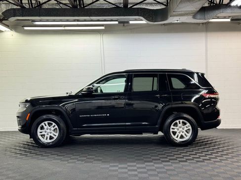 Used 2023 Jeep Grand Cherokee Laredo image 3