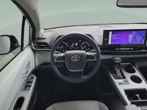 Used 2025 Toyota Sienna XLE w/ XLE Plus Package image 15