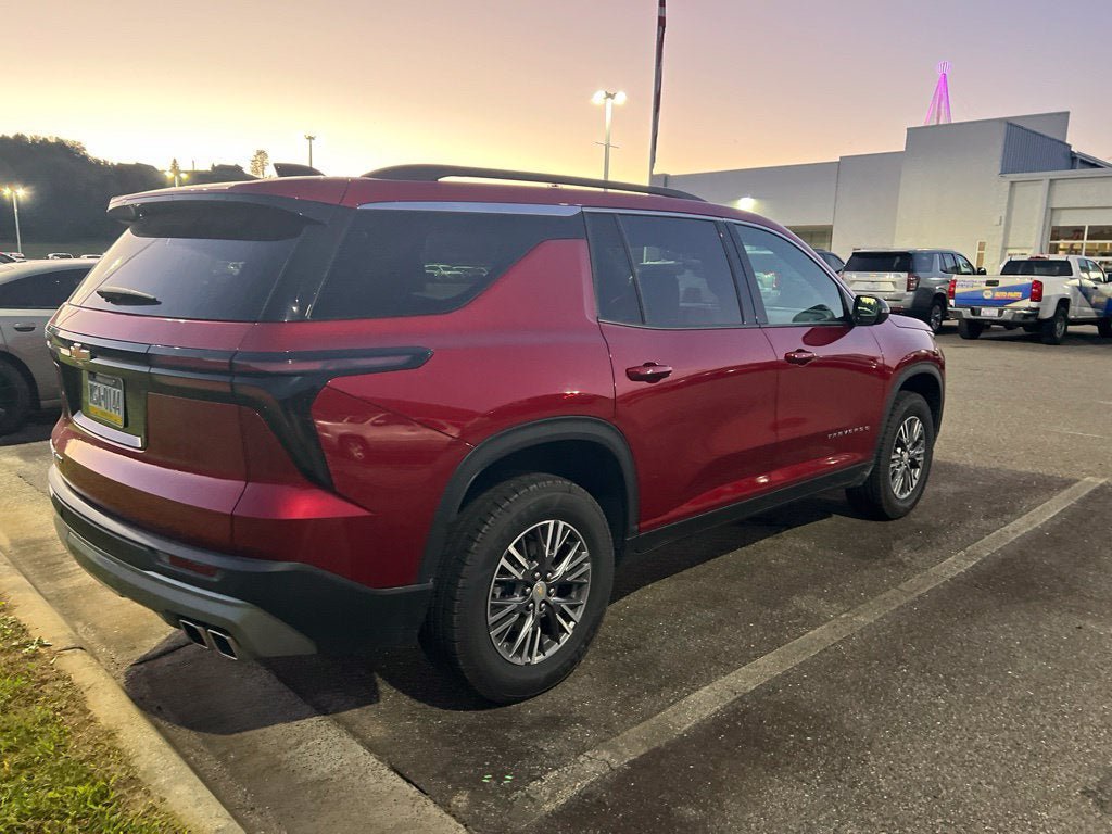 Used 2025 Chevrolet Traverse LT AWD/4WD image 5