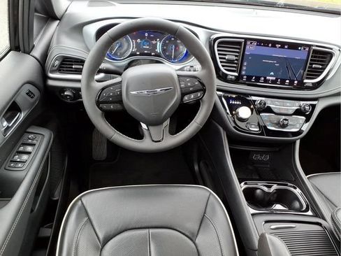 Used 2025 Chrysler Pacifica Limited FWD image 18