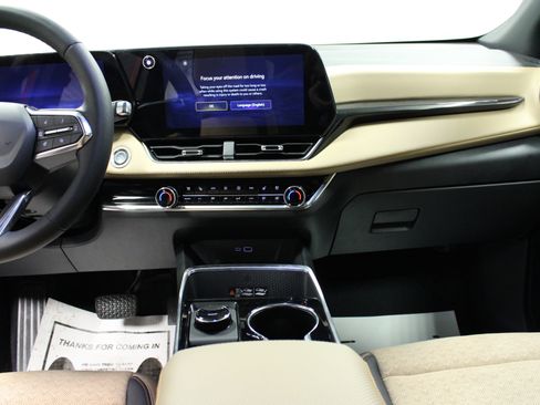 New 2025 Chevrolet Equinox ACTIV w/ Safety and Technology Package image 18