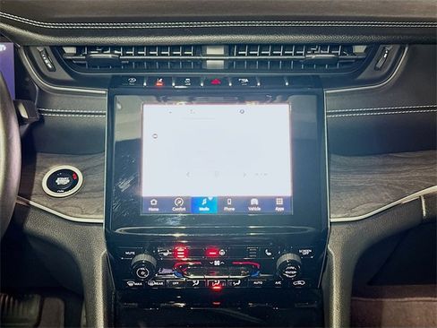 Used 2022 Jeep Grand Cherokee L Limited image 12