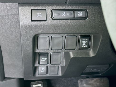 Used 2024 Nissan Frontier SL image 16