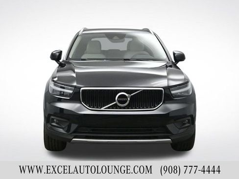Used 2022 Volvo XC40 T5 Momentum image 9