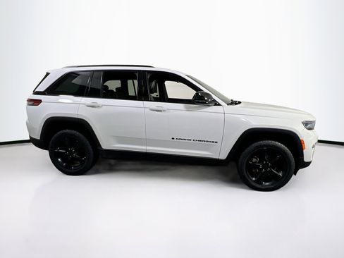 Used 2023 Jeep Grand Cherokee Altitude image 4