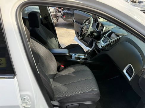 Used 2017 Chevrolet Equinox LS AWD/4WD image 28