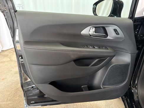 New 2026 Chrysler Pacifica Select image 10