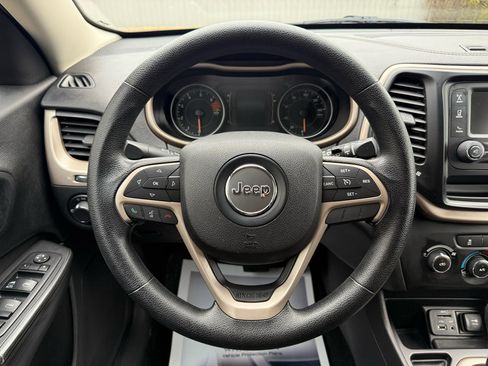 Used 2017 Jeep Cherokee Sport image 14