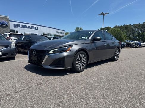 Used 2024 Nissan Altima 2.5 SV FWD image 2