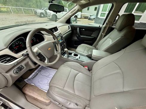 Used 2017 Chevrolet Traverse LT w/ Style and Technology Package FWD image 9