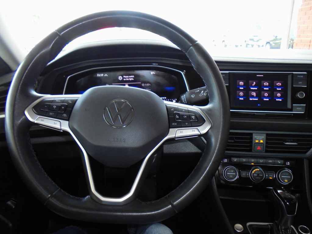 Used 2024 Volkswagen Jetta SE FWD image 6