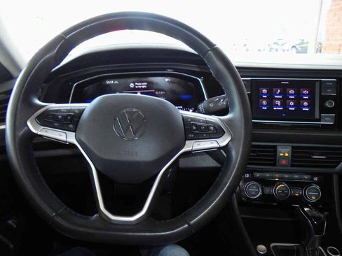 Used 2024 Volkswagen Jetta SE FWD image 6