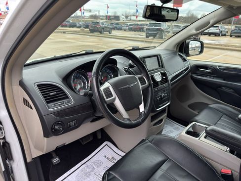 Used 2015 Chrysler Town & Country Touring-L w/ Driver Convenience Group image 9