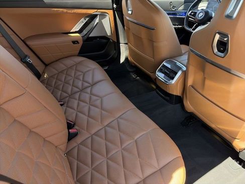 Used 2023 BMW 740i image 15