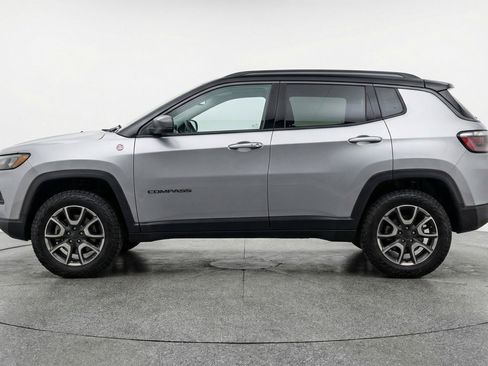 Used 2025 Jeep Compass Trailhawk AWD/4WD image 5