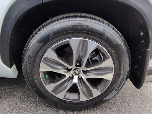 Used 2022 Toyota Highlander XLE AWD/4WD image 7