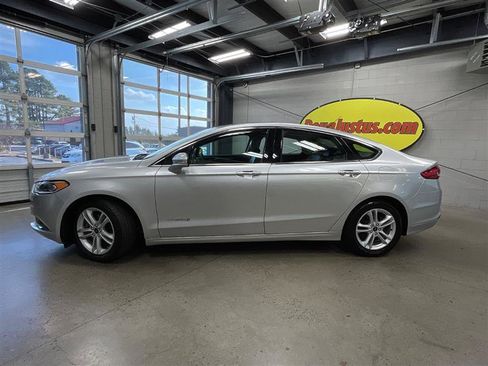 Used 2018 Ford Fusion SE w/ Equipment Group 602A FWD image 2