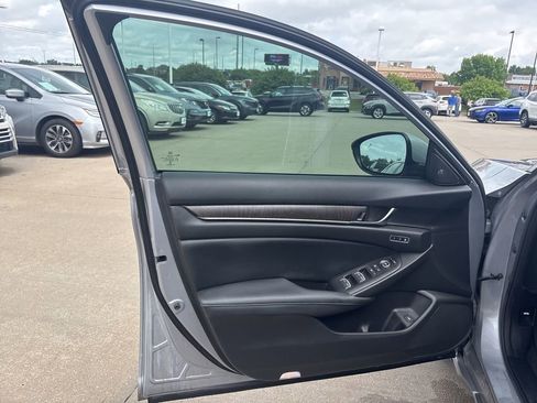 Used 2022 Honda Accord Touring image 9