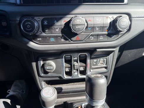 Used 2024 Jeep Wrangler High Altitude AWD/4WD image 26