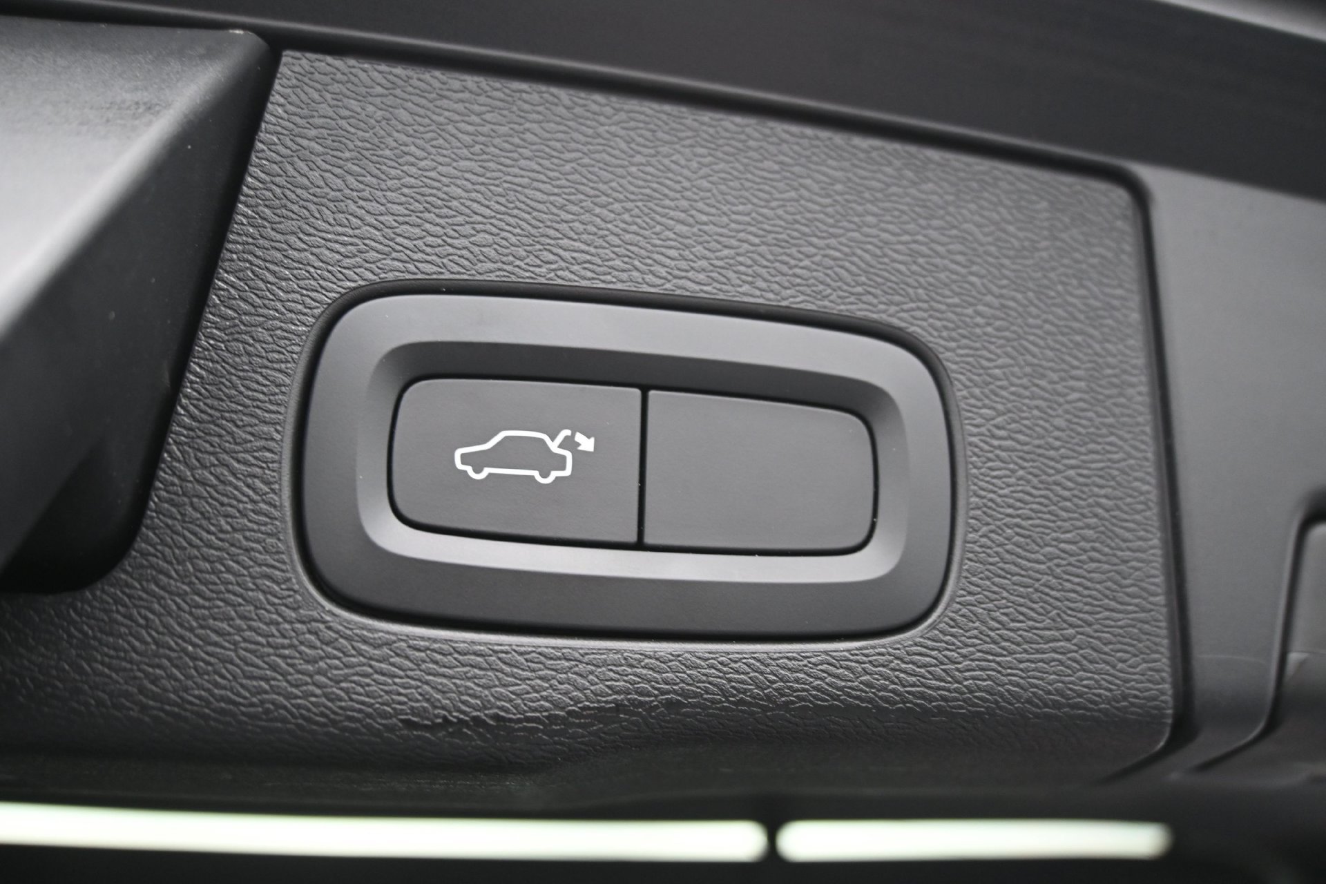 Used 2018 Volvo XC60 T8 Momentum AWD/4WD image 16