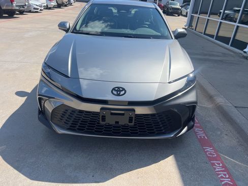 Used 2025 Toyota Camry SE w/ Convenience Package FWD image 4
