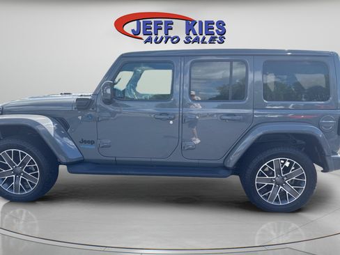 Used 2022 Jeep Wrangler Unlimited Sahara AWD/4WD image 8