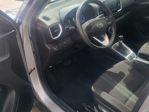 Used 2025 Hyundai Venue SEL FWD image 3