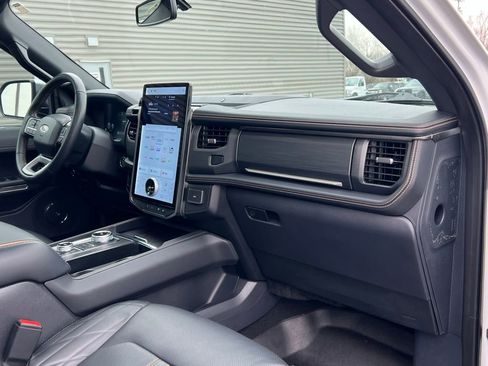 Used 2024 Ford Expedition Platinum image 22
