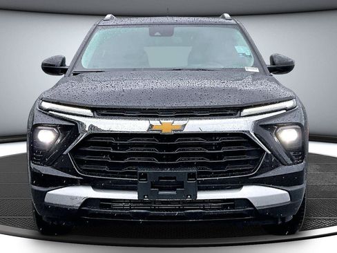 Used 2025 Chevrolet TrailBlazer LT FWD image 2