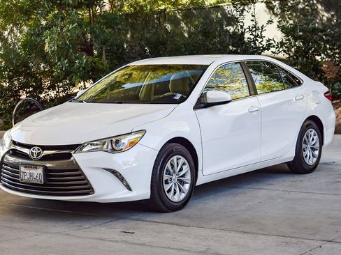 Used 2016 Toyota Camry LE image 3