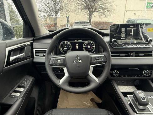 Used 2025 Mitsubishi Outlander SE image 24