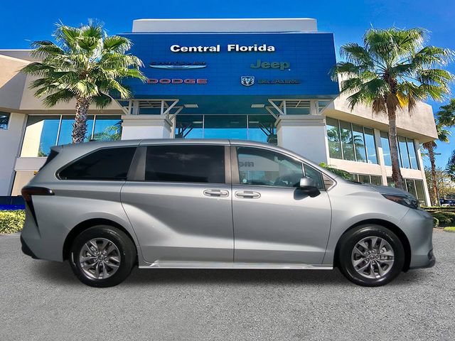 Used 2025 Toyota Sienna LE FWD image 4