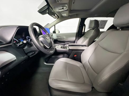 Used 2026 Toyota Sienna XLE image 14