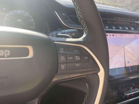 Used 2023 Jeep Grand Cherokee Limited image 22