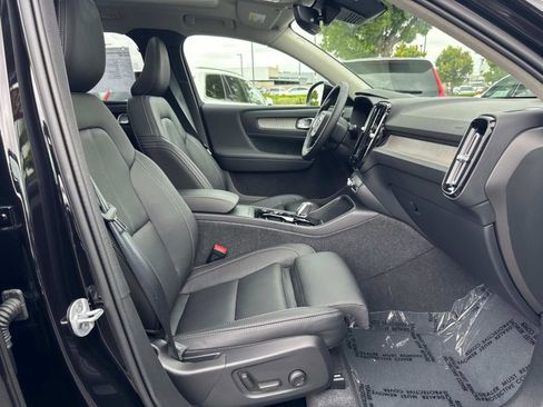 Certified 2024 Volvo XC40 B5 Ultimate w/ Protection Package Premier image 25