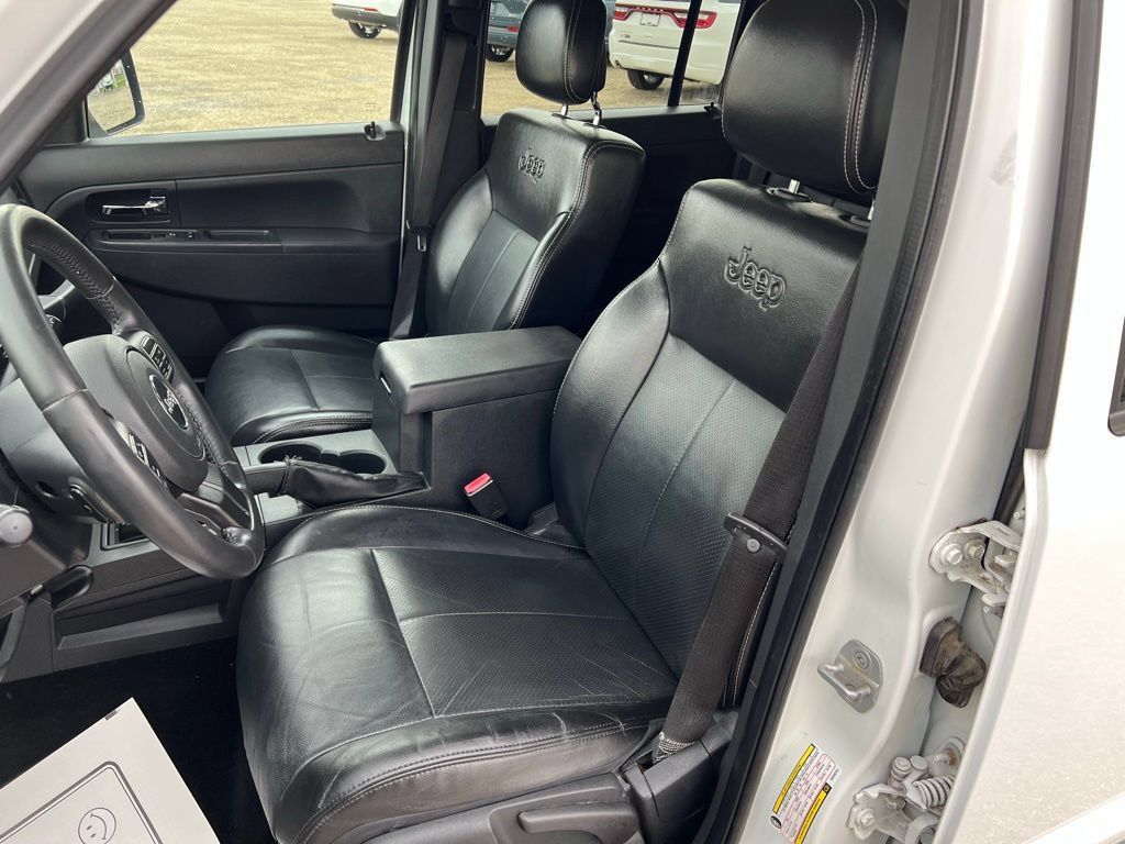Used 2012 Jeep Liberty Sport AWD/4WD image 28