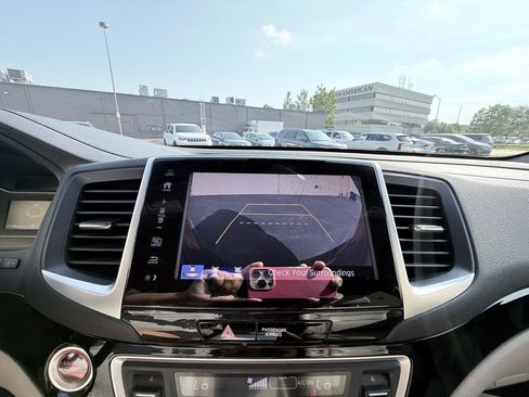 Used 2018 Honda Pilot Touring image 17